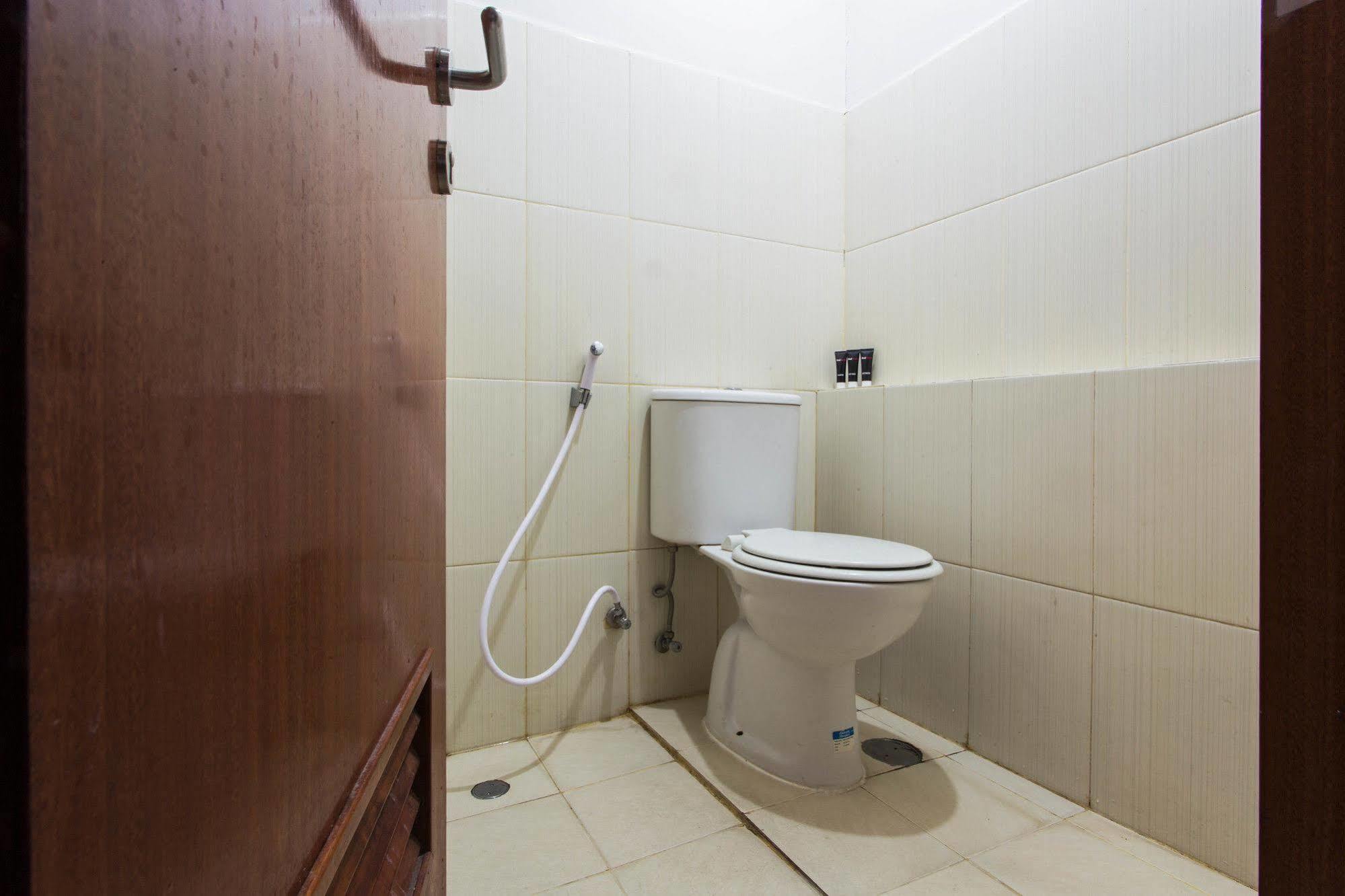 Reddoorz Apartment @ Green Pramuka Джакарта Екстериор снимка
