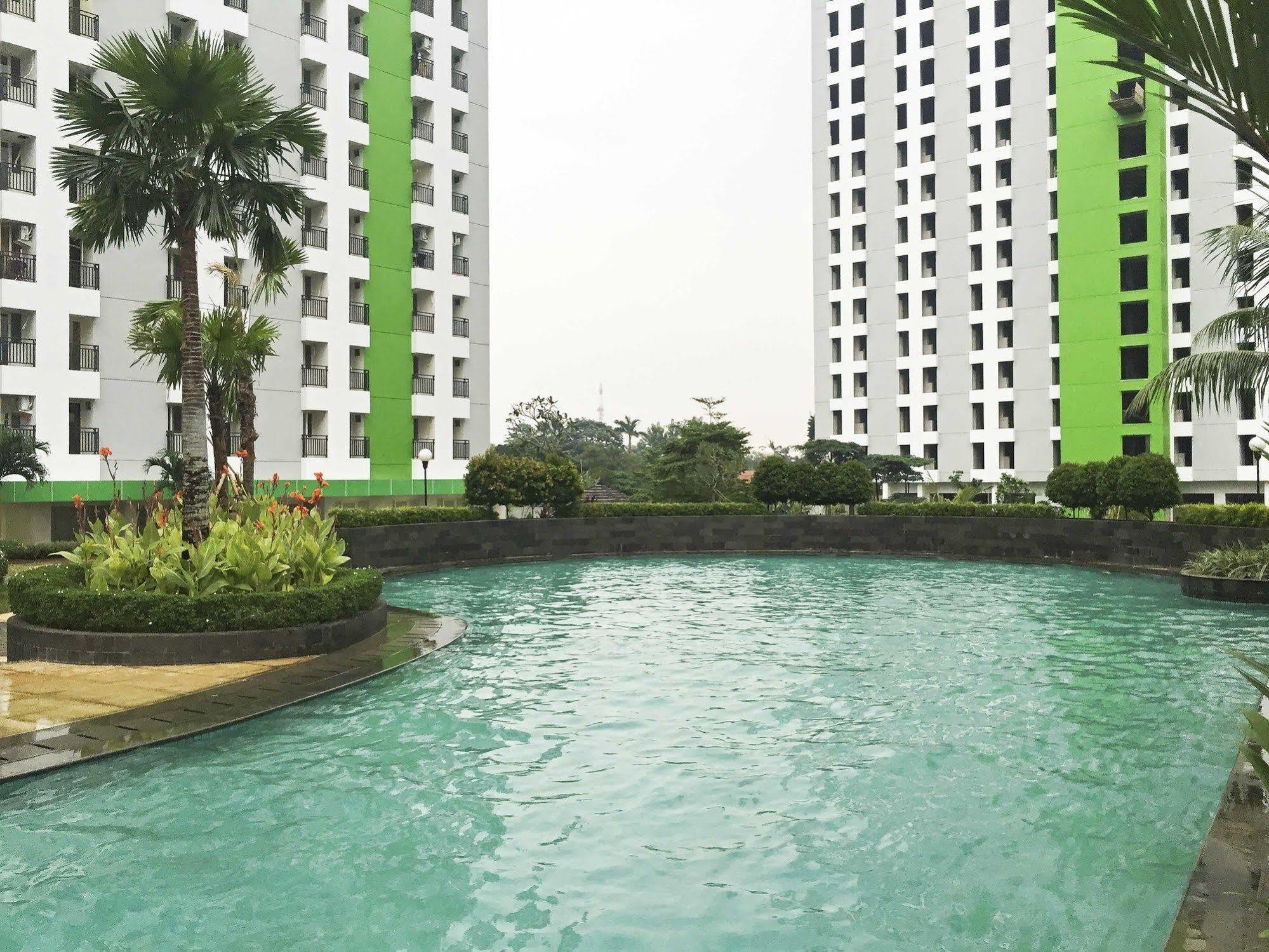 Reddoorz Apartment @ Green Pramuka Джакарта Екстериор снимка