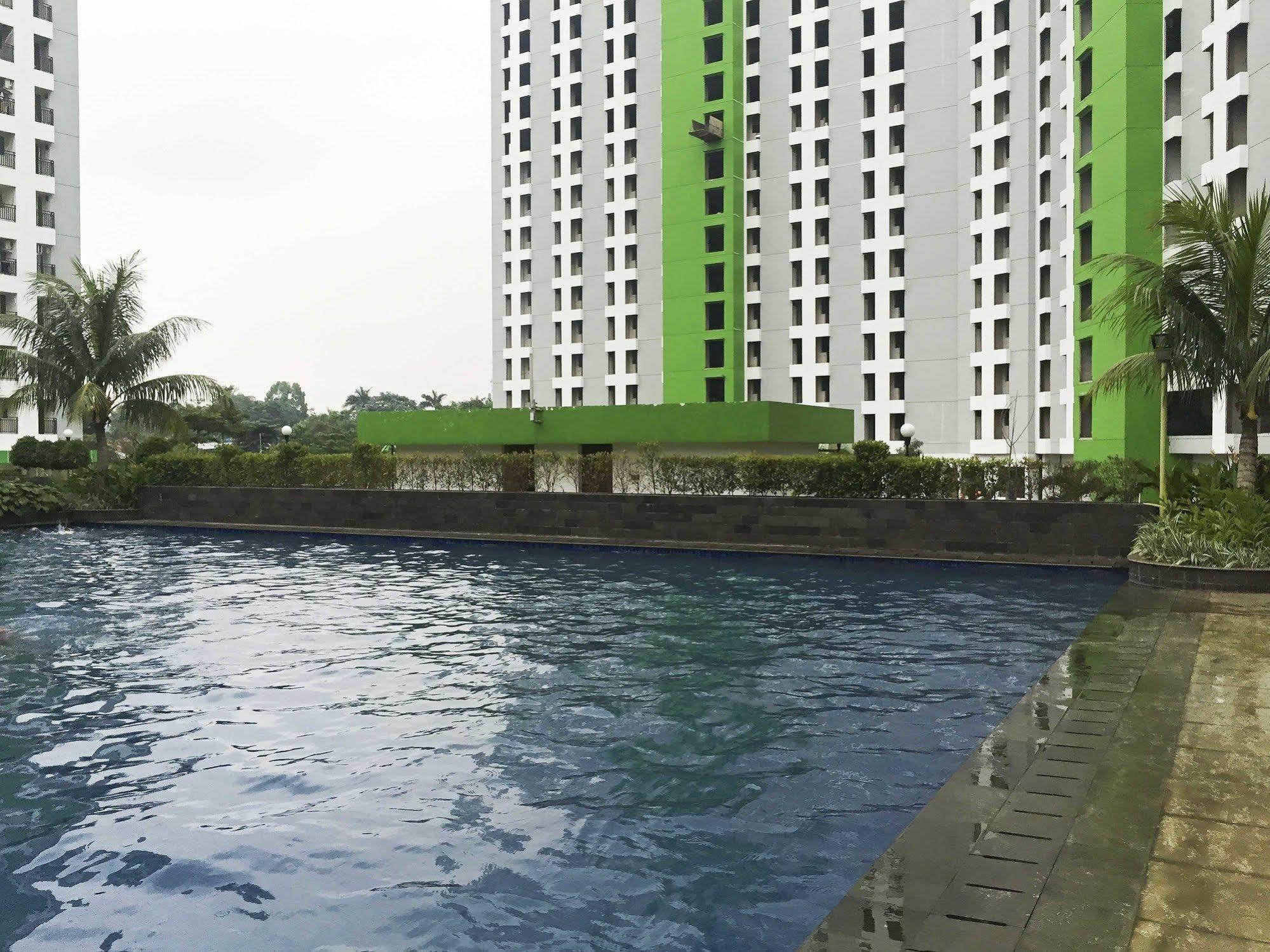 Reddoorz Apartment @ Green Pramuka Джакарта Екстериор снимка