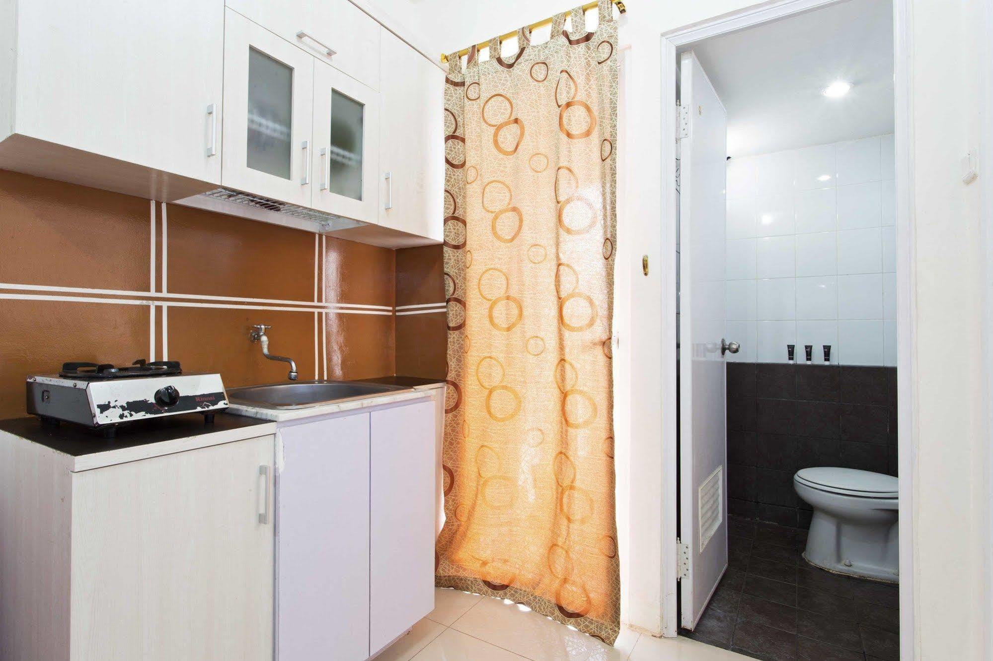 Reddoorz Apartment @ Green Pramuka Джакарта Екстериор снимка