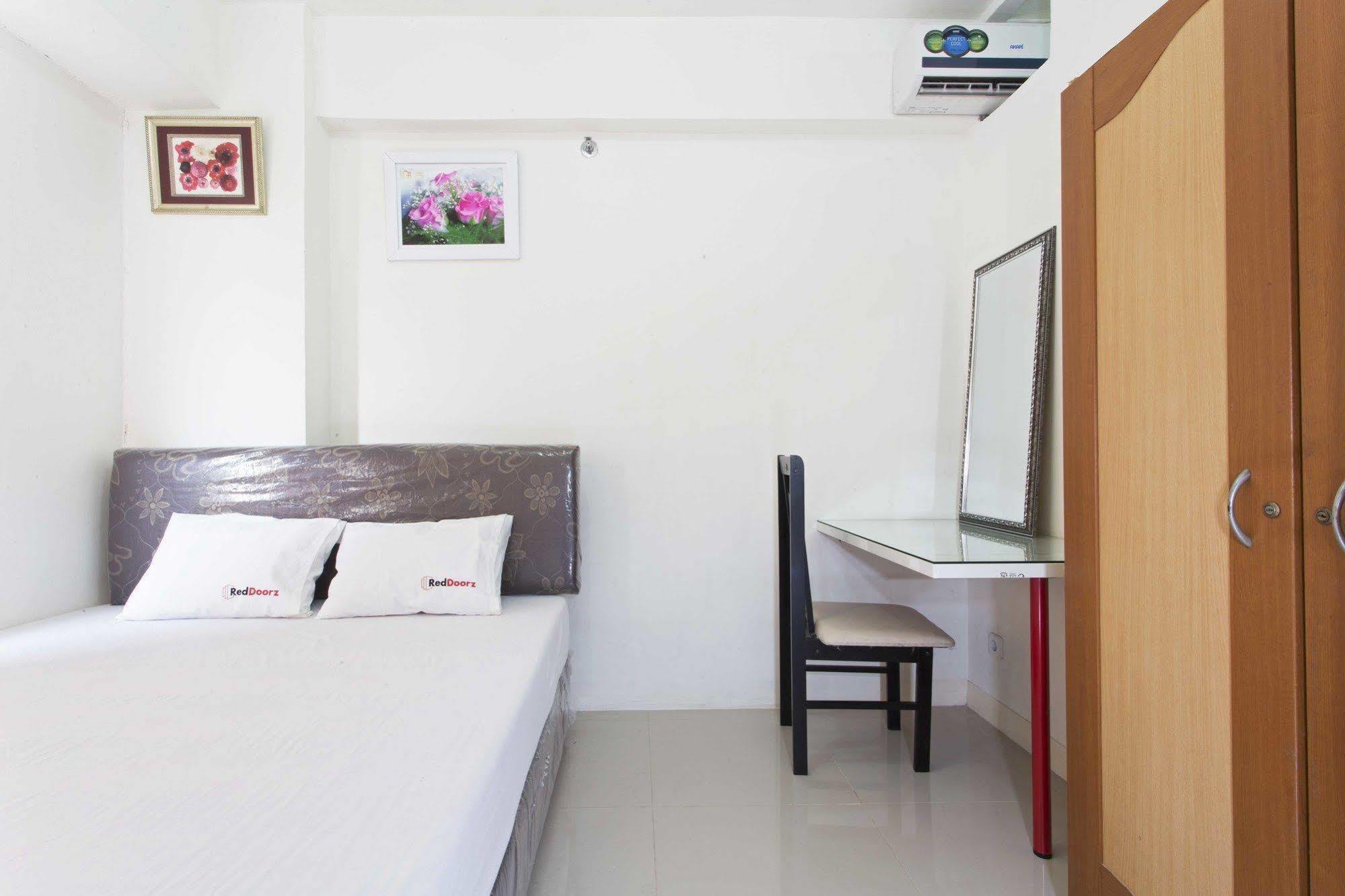 Reddoorz Apartment @ Green Pramuka Джакарта Екстериор снимка