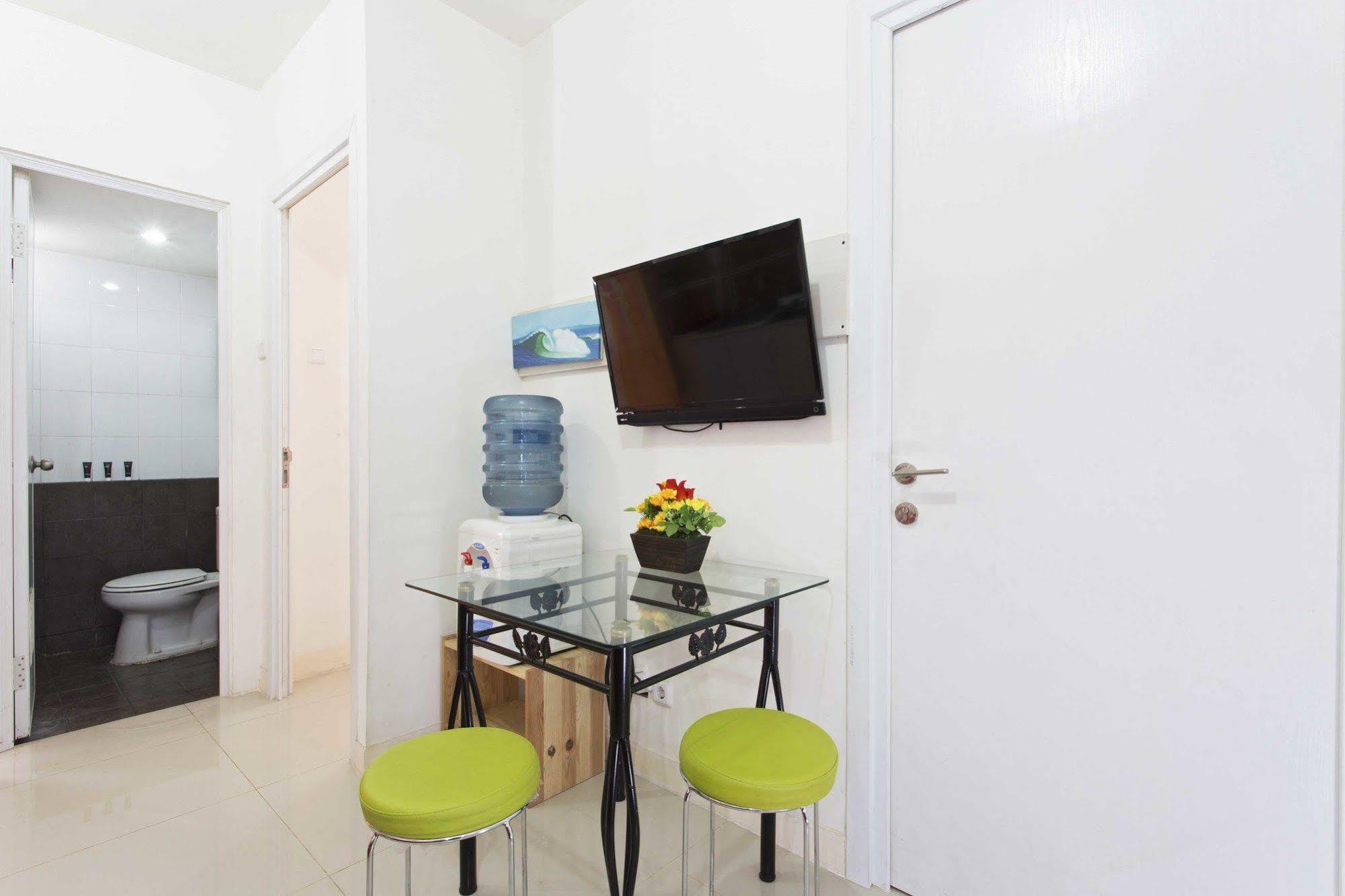 Reddoorz Apartment @ Green Pramuka Джакарта Екстериор снимка