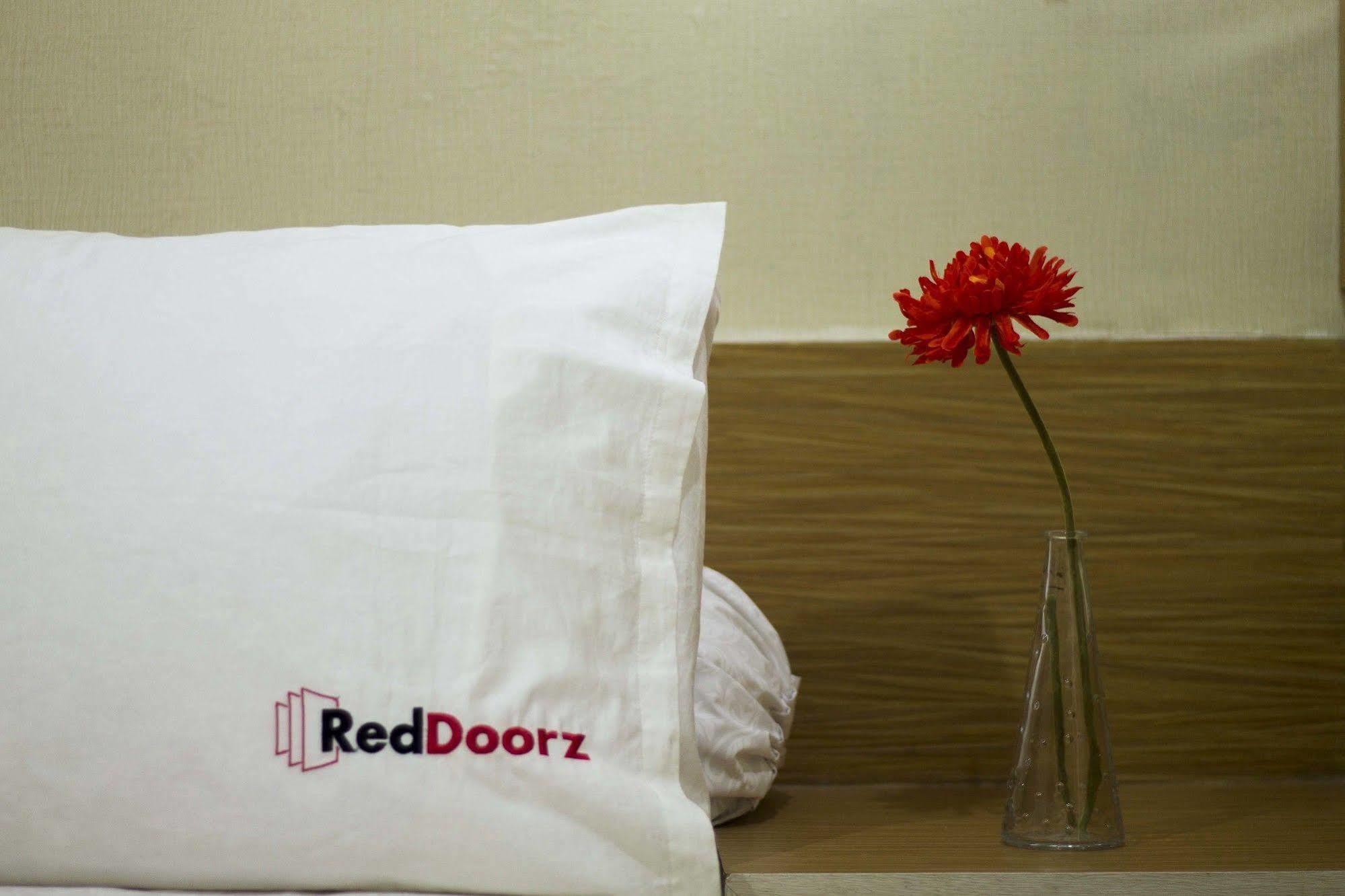 Reddoorz Apartment @ Green Pramuka Джакарта Екстериор снимка