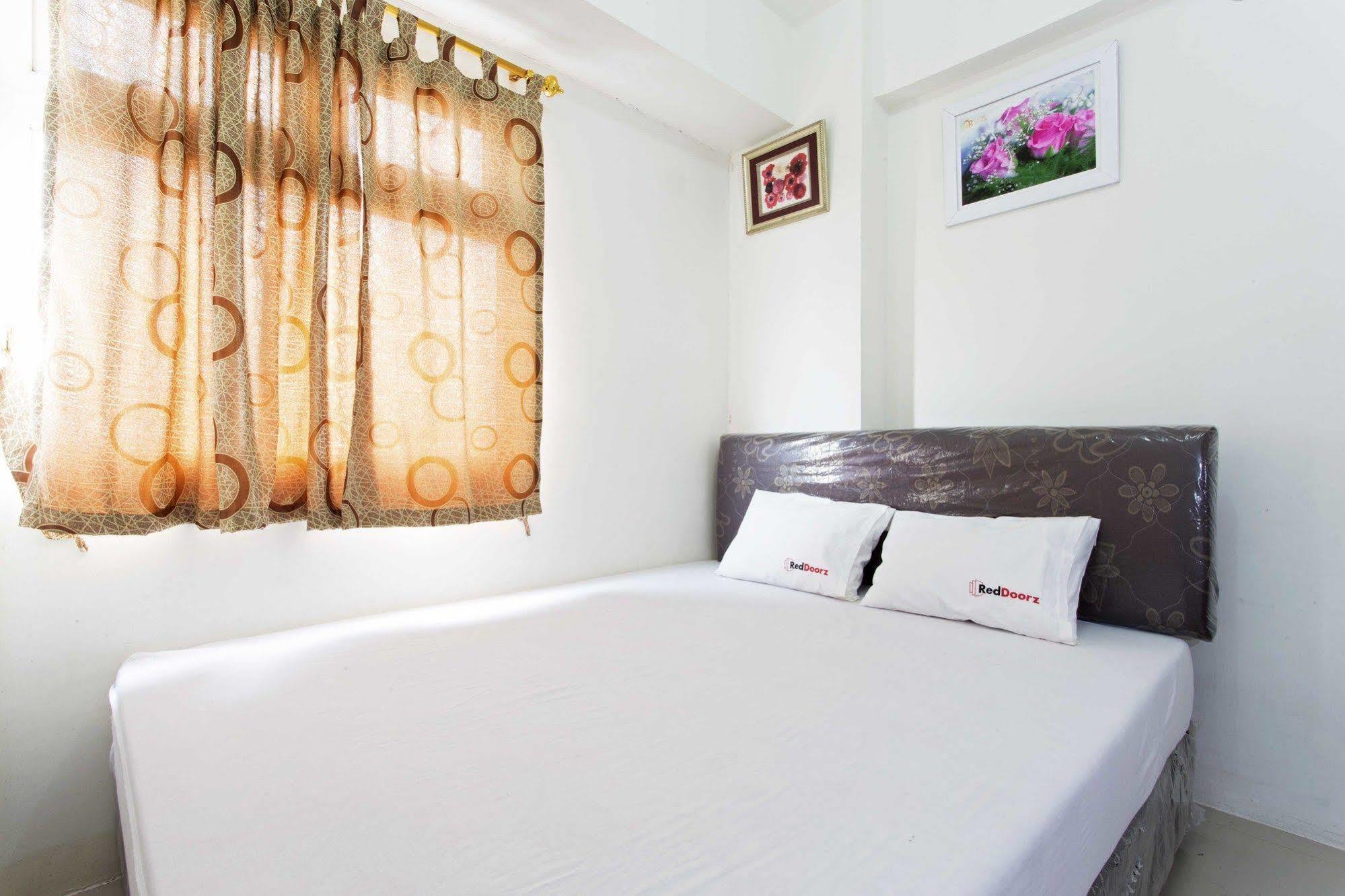 Reddoorz Apartment @ Green Pramuka Джакарта Екстериор снимка