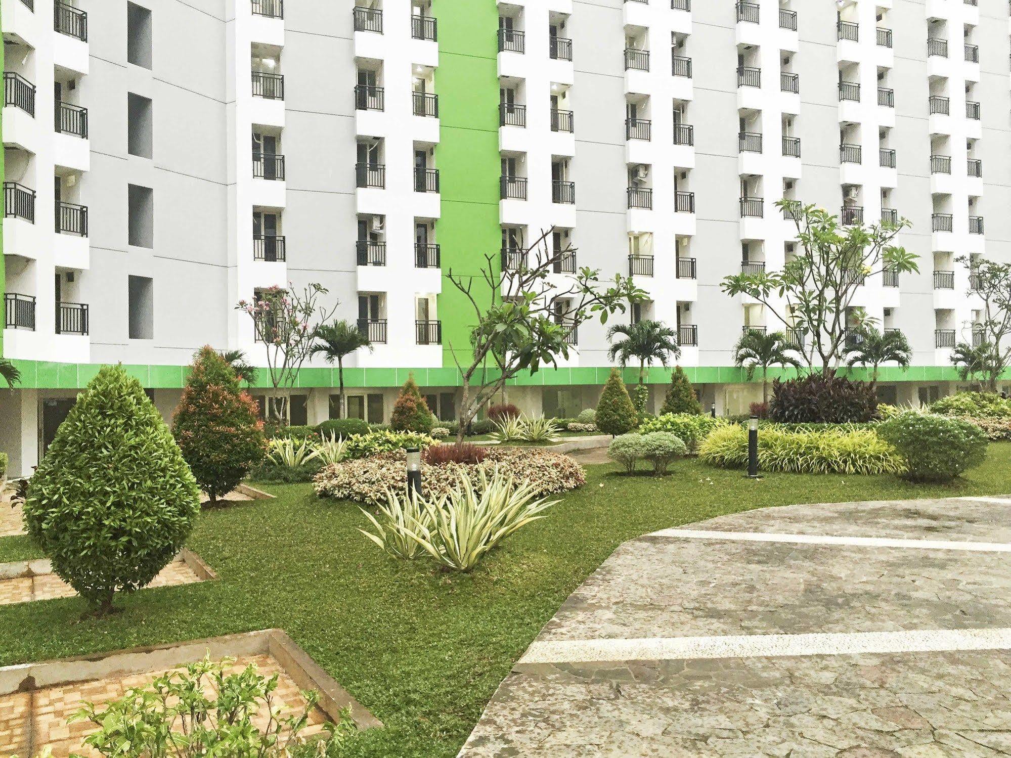 Reddoorz Apartment @ Green Pramuka Джакарта Екстериор снимка